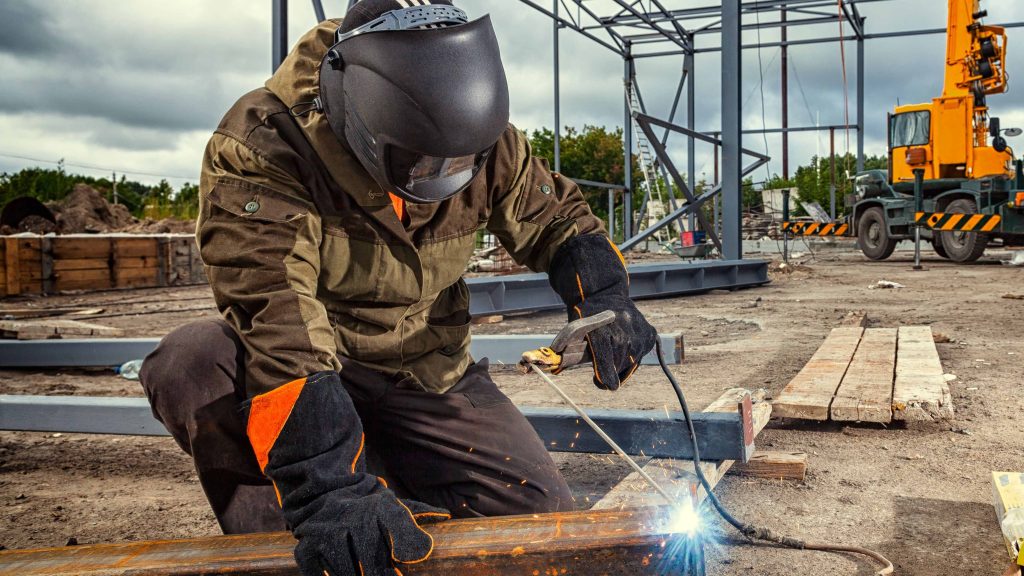 trabajador soldando estructura